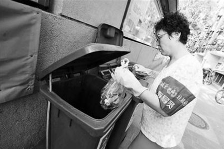 垃圾分拣员工作：每天拿半米长铁钩翻垃圾桶2小时