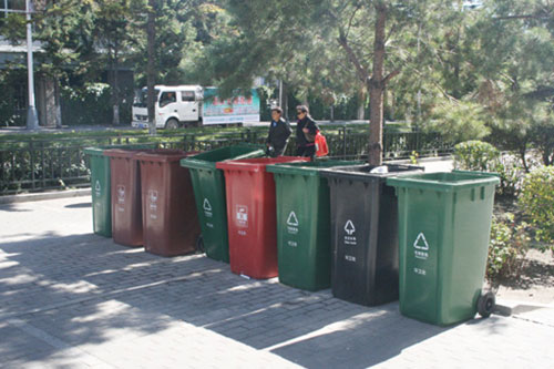新式垃圾桶上岗 垃圾分类投放