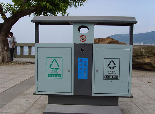 果皮箱印上公益广告 传递正能量