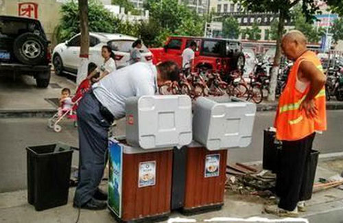 街头果皮箱箱口全朝人行道 方便行人随手扔垃圾