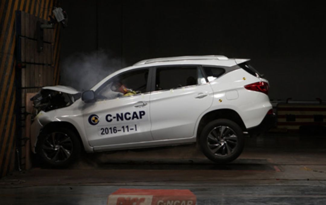 垃圾桶被车撞后桶没事车垃圾居然废了