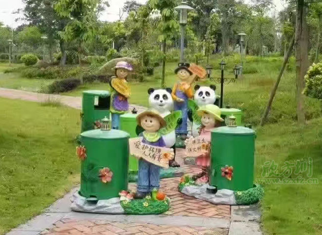 带标识牌适合户外景区的卡通垃圾桶图片