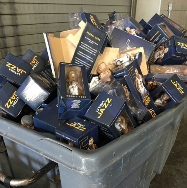 NBA爵士主场垃圾桶堆满球员模型卡通公仔