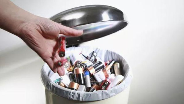 有害垃圾危害大,请投有害垃圾桶集中处置